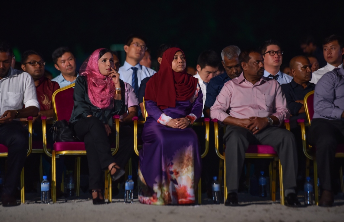 ހުޅުމާލެ ފޭސް 2: ނޮވެމްބަރު 18، 2017- ގާތްގަނޑަކަށް 80،000 މީހުންނަށް އަމާޒުކޮށް ހުޅުމާލޭގެ ދެވަނަ ފިޔަވަހީގައި ފްލެޓް އެޅުމުގެ ބިޔަ މަޝްރޫއު އިފްތިތާހު ކުރުމަށް ބޭއްވި ރަސްމިއްޔާތުގައި ބައިވެރިވި ބައެއް މީހުން: ބޯހިޔާވަހިކަން ގިނަ ބައެއްގެ ދިރިއުޅުމާ ގުޅިފައިވާއިރު، މި ރަސްމިއްޔާތުގައި ވަރަށް ގިނަ އަދަދެއްގެ ބަޔަކު ބައިވެރިވި.---ފޮޓޯ: ހުސައިން ވަހީދު/މިހާރު