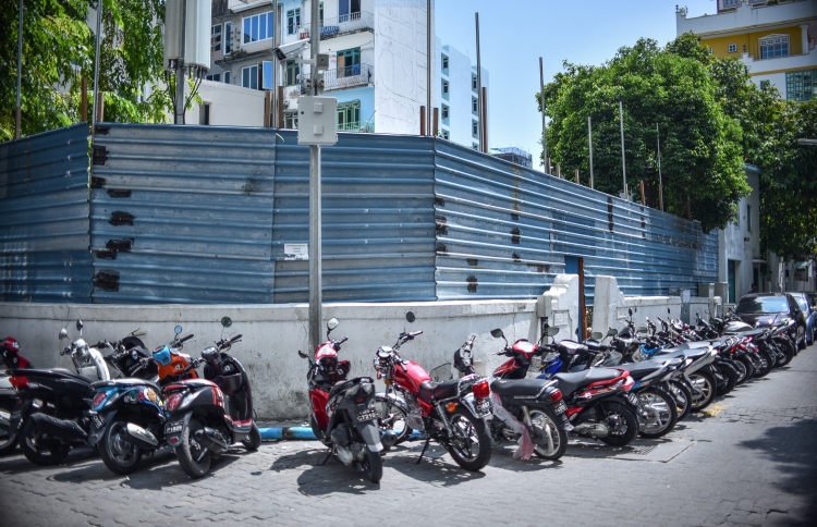 އިމާރާތް އަޅަނީ މިސްކިތާ ޖެހިގެން ހުރި ގުދަނުގައި