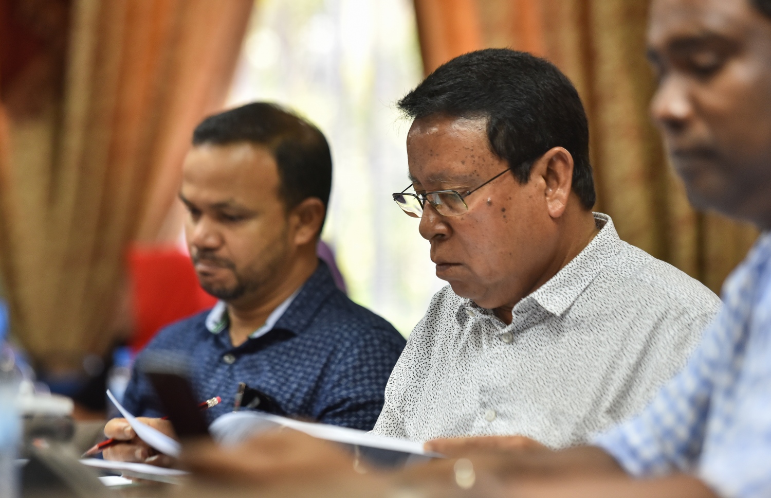 ދައުލަތުގެ މި އަހަރުގެ ބަޖެޓް ދިރާސާ ކުރި ކޮމެޓީގެ ބައްދަލުވުމެއްގައި، މިދިޔަ އަހަރުގެ ނޮވެމްބަރު މަހު، އިދިކޮޅު ޖުމްހޫރީ ޕާޓީގެ ދެ މެމްބަރަކު ބައިވެރިވެވަޑައިގަންނަވަނީ: މަޖިލީހުގެ ޖަލްސާތަކަށް ވަޑައިނުގަތަސް، ކޮމެޓީގެ ބައްދަލުވުންތަކަށް އިދިކޮޅު މެމްބަރުން ވަޑައިގަންނަވާ.---ފޮޓޯ: މިހާރު