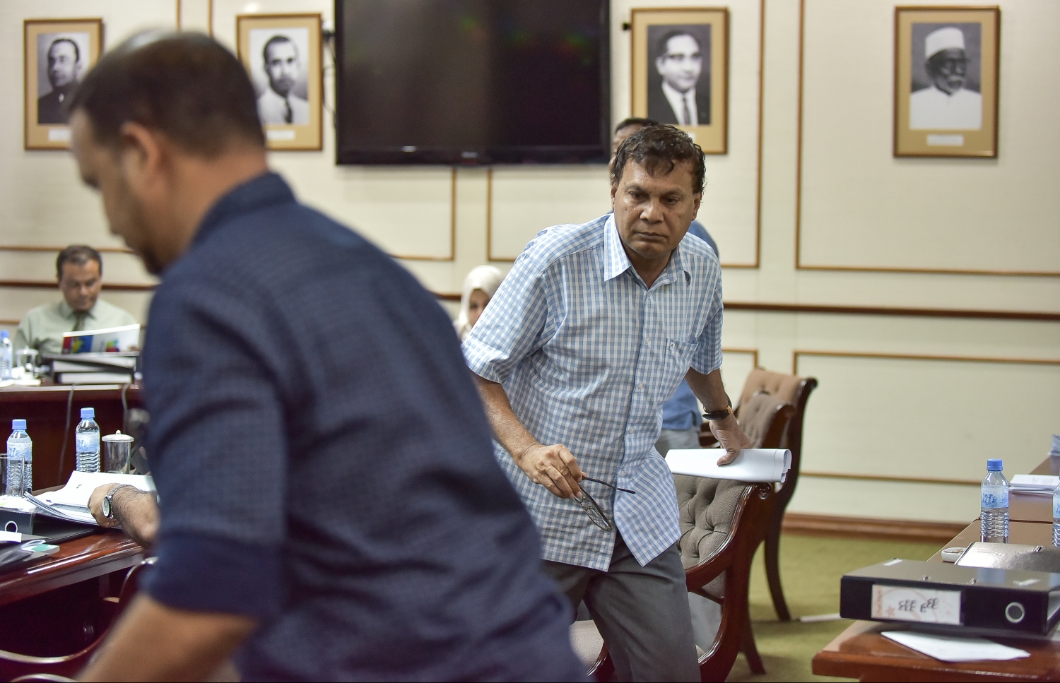 އަންނަ އަހަރުގެ ބަޖެޓް ކޮމެޓީގެ އެންމެ ފަހުގެ ބައްދަލުވުން ދޫކުރައްވައި ޝަރީފްގެ އިތުރުން އިދިކޮޅު މެމްބަރުން ވަޑައިގަންނަވަނީ. - ފޮޓޯ: ނިޝާން އަލީ/ މިހާރު