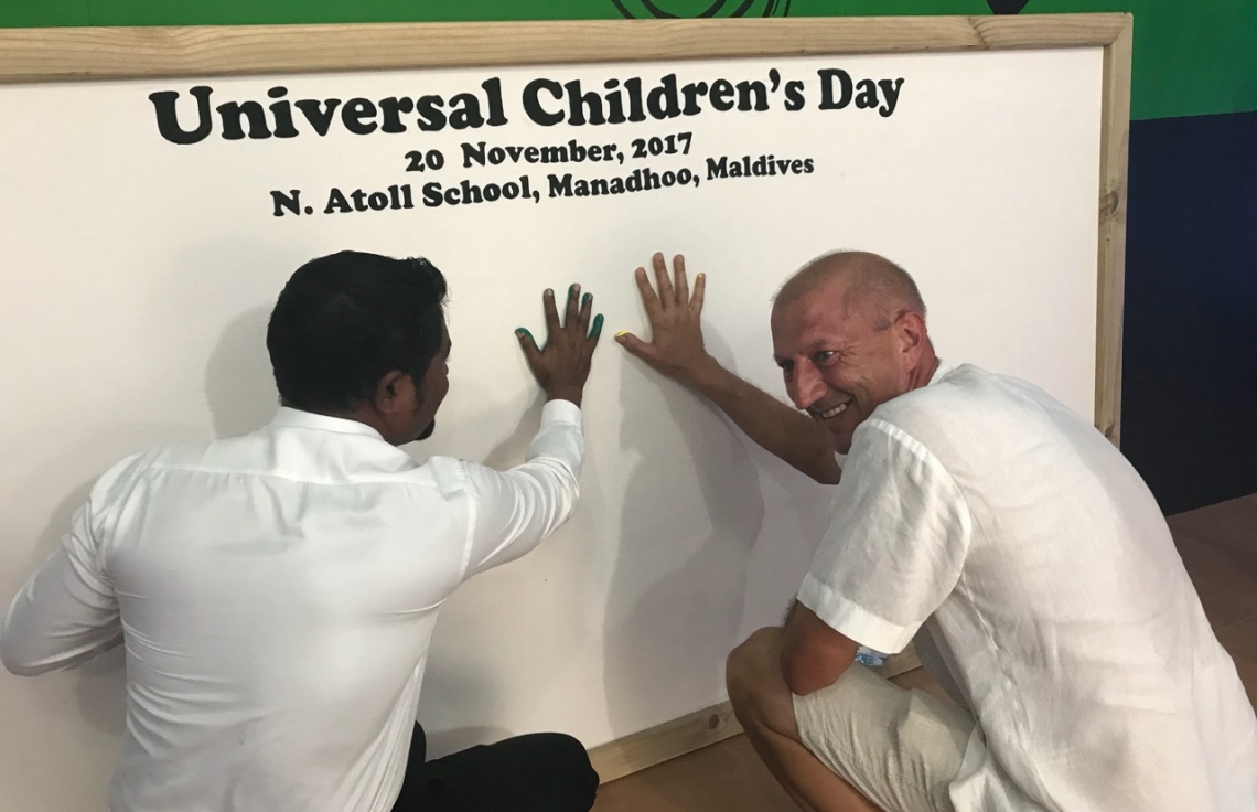 ދުނިޔޭގެ ކުޑަކުދިންގެ ދުވަސް ފާހަގަކުރަން ސޮނެވާ ޖާނީން ނ. އަތޮޅު މަދަރުސާގައި ބޭއްވި ހަރަކާތުގައި، އެ ރިސޯޓުގެ ޖެނެރަލް މެނޭޖަރު އެންޑްރޫ ވިފެން (ކ) އަދި ސްކޫލްގެ ޕްރިންސިޕަލް އަބްދުﷲ އީސާ ބައިވެރިވެވަޑައިގަންނަވަނީ