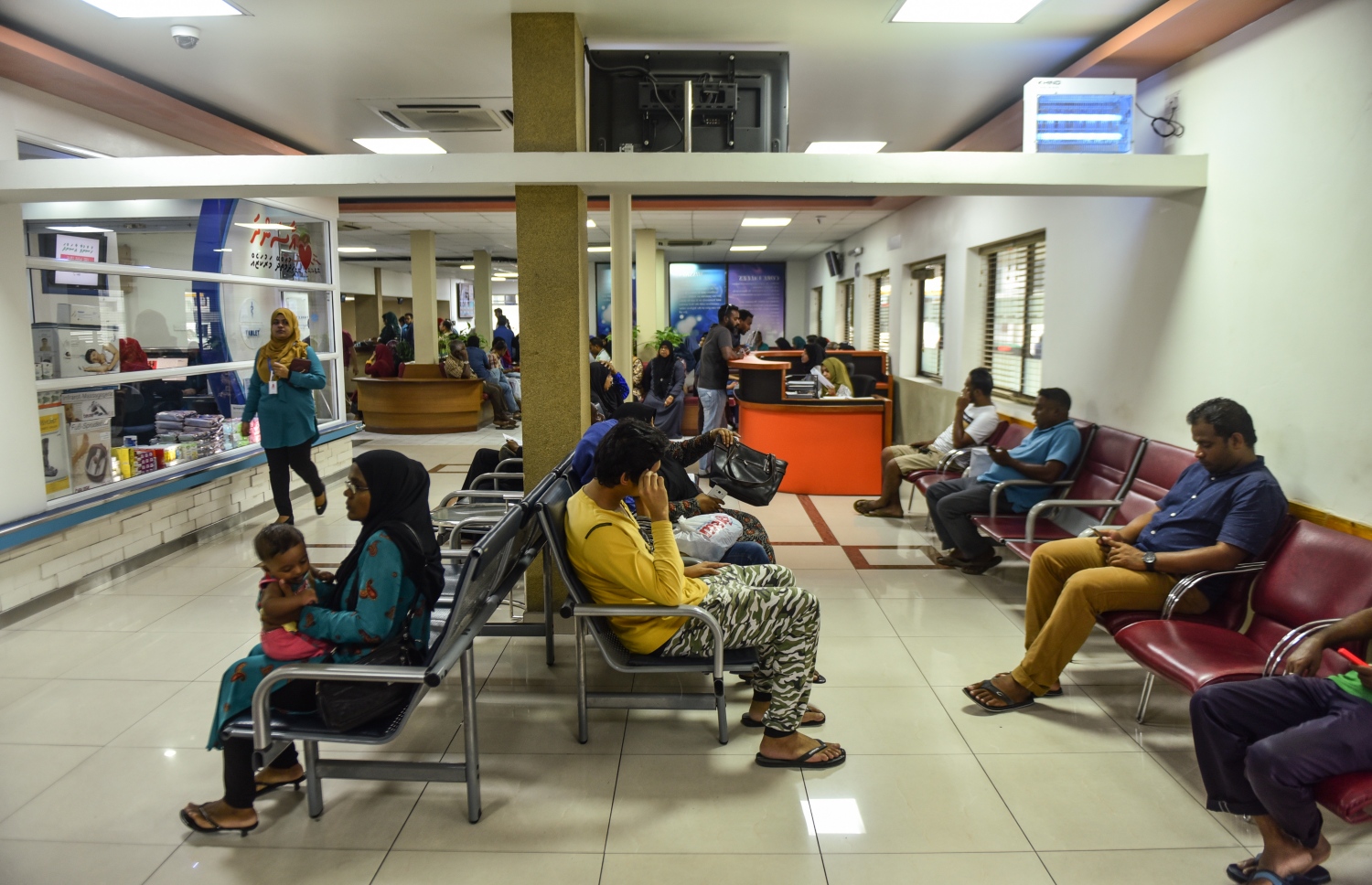 އޭޑީކޭ ހޮސްޕިޓަލުން ފަރުވާ ހޯދުމަށް ގޮސް ތިބި ބައެއް މީހުން މަޑުކޮށްލައިގެން.-- ފޮޓޯ: ހުސެއިން ވަހީދު/ މިހާރު