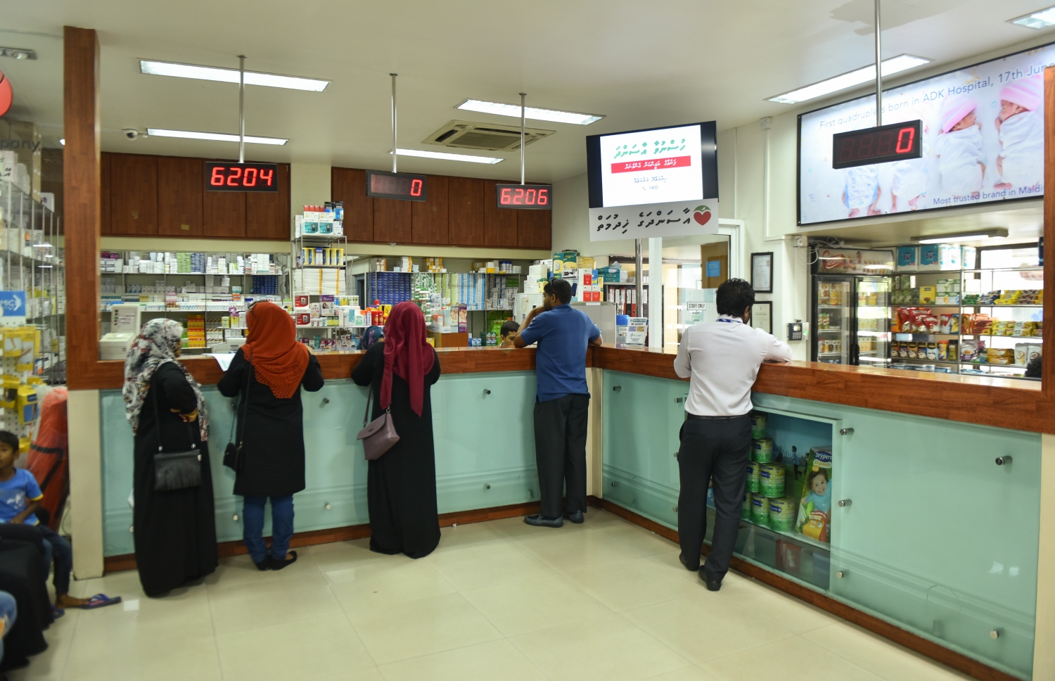 އޭޑީކޭ ހޮސްޕިޓަލްގެ އެތެރޭގައި ހިންގާ އެ ހޮސްޕިޓަލްގެ ފާމަސީން ބަޔަކު ހިދުމަތް ހޯދަނީ: