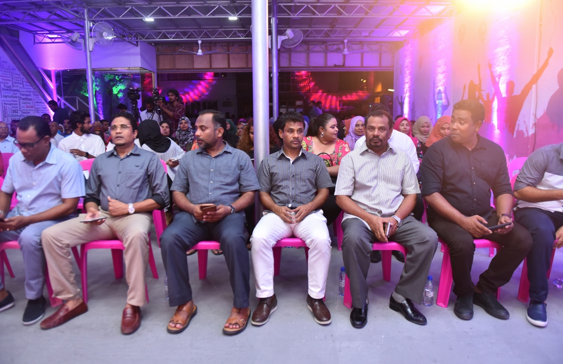 މާލެ: ނޮވެމްބަރު 21، 2017- ޕީޕީއެމުން މިރޭ ބޭއްވި ޖަލްސާގައި ބައިވެރިވެވަޑައިގެންނެވި، ދައުލަތާއި ޕީޕީއެމްގެ ބައެއް އިސްވެރިން.---ފޮޓޯ: ހުސެއިން ވަހީދު/މިހާރު