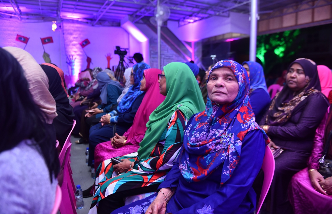 މާލެ: ނޮވެމްބަރު 21، 2017- ޕީޕީއެމުން މިރޭ ބޭއްވި ޖަލްސާގައި ބައިވެރިވި ބައެއް މީހުން.---ފޮޓޯ: ހުސެއިން ވަހީދު/މިހާރު