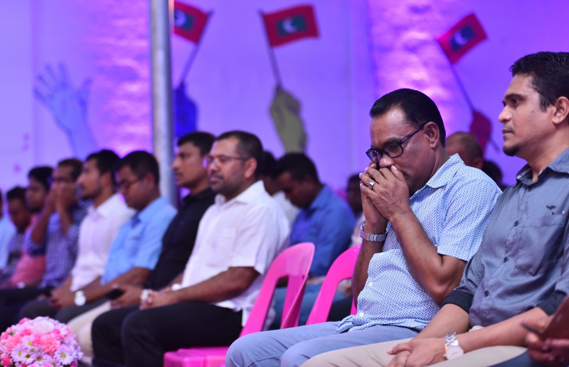 މާލެ: ނޮވެމްބަރު 21، 2017- ޕީޕީއެމުން މިރޭ ބޭއްވި ޖަލްސާގައި ބައިވެރިވެވަޑައިގެންނެވި، ދައުލަތާއި ޕީޕީއެމްގެ ބައެއް އިސްވެރިން.---ފޮޓޯ: ހުސެއިން ވަހީދު/މިހާރު