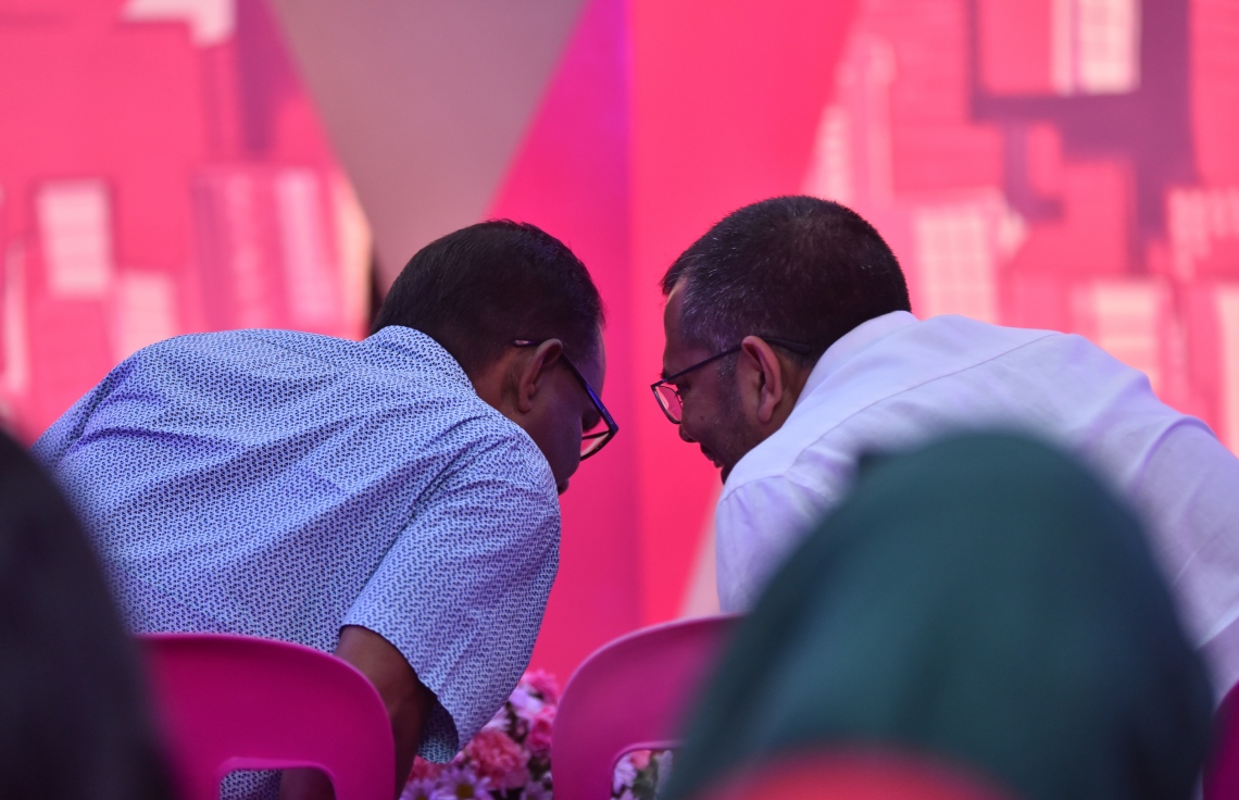 މާލެ: ނޮވެމްބަރު 21، 2017- ޕީޕީއެމުން މިރޭ ބޭއްވި ޖަލްސާގައި އެ ޕާޓީގެ ނައިބު ރައީސުން ކަމަށްވާ ޓޫރިޒަމް މިނިސްޓަރު މޫސާ ޒަމީރު (ކ) އަދި ފޮނަދޫ ދާއިރާގެ މެމްބަރު އަބްދުއްރަހީމް އަބްދުﷲ މަޝްވަރާ ކުރައްވަނީ.---ފޮޓޯ: ހުސެއިން ވަހީދު/މިހާރު