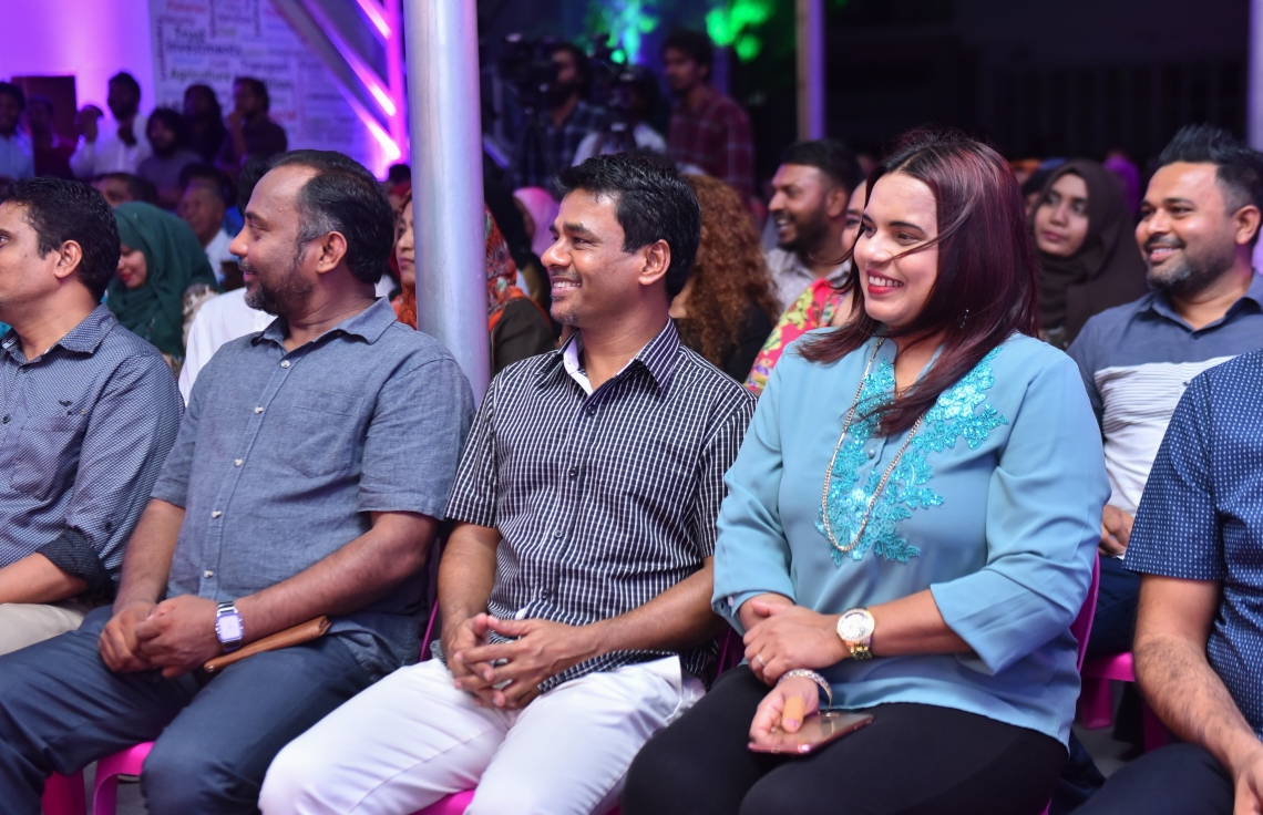 މާލެ: ނޮވެމްބަރު 21، 2017- ޕީޕީއެމުން މިރޭ ބޭއްވި ޖަލްސާގައި ޔޫތު އެންޑް ސްޕޯޓްސް މިނިސްޓަރު އިރުތިޝާމާއި ހެލްތު މިނިސްޓަރު ނާޒިމް އަދި އިސްލާމިކް މިނިސްޓަރު ޑރ. ޒިޔާދު ބައިވެރިވެވަޑައިގަންނަވަނީ.---ފޮޓޯ: ހުސެއިން ވަހީދު/މިހާރު