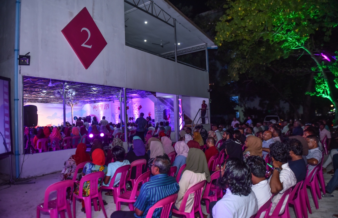 މާލެ: ނޮވެމްބަރު 21، 2017- ޕީޕީއެމުން މިރޭ ބޭއްވި ޖަލްސާގައި ބައިވެރިވި ބައެއް މީހުން.---ފޮޓޯ: ހުސެއިން ވަހީދު/މިހާރު