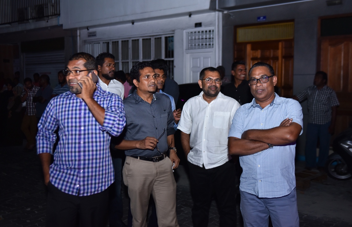 މާލެ: ނޮވެމްބަރު 21، 2017- ޕީޕީއެމުން މިރޭ ބޭއްވި ޖަލްސާގައި އެ ޕާޓީގެ މުސްތަޝާރު ރައީސް ޔާމީންގެ އިސްތިގްބާލްގައި ޕީޕީއެމްގެ ބައެއް އިސްވެރިން މަޑުކޮށްލައްވައިގެން.---ފޮޓޯ: ހުސެއިން ވަހީދު/މިހާރު