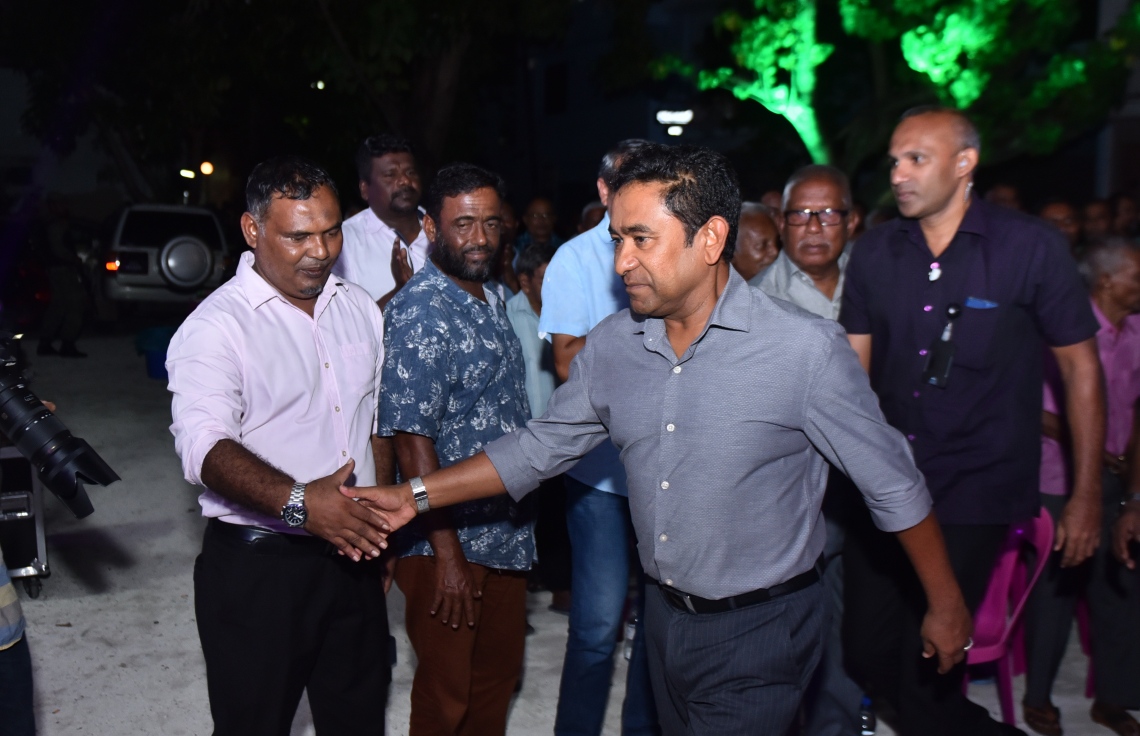 މާލެ: ނޮވެމްބަރު 21، 2017- ޕީޕީއެމުން މިރޭ ބޭއްވި ޖަލްސާގައި އެ ޕާޓީގެ މުސްތަޝާރު ރައީސް ޔާމީން ބައެއް މީހުންނާ ސަލާމް ކުރައްވަނީ.---ފޮޓޯ: ހުސެއިން ވަހީދު/މިހާރު