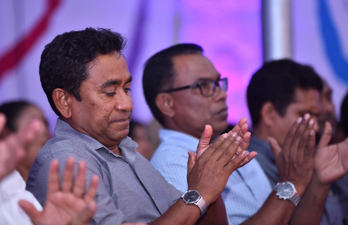 މާލެ: ނޮވެމްބަރު 21، 2017- ޕީޕީއެމުން މިރޭ ބޭއްވި ޖަލްސާގައި އެ ޕާޓީގެ މުސްތަޝާރު ރައީސް ޔާމީން ބައިވެރިވެވަޑައިގެން ތަރުހީބު ދެއްވަނީ.---ފޮޓޯ: ހުސެއިން ވަހީދު/މިހާރު