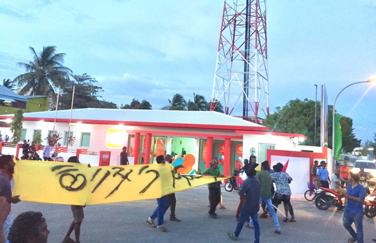 ތިނަދޫގައި ސަރުކާރާއި އިދިކޮޅު ސަޕޯޓަރުން ތަޅައިގެންފި