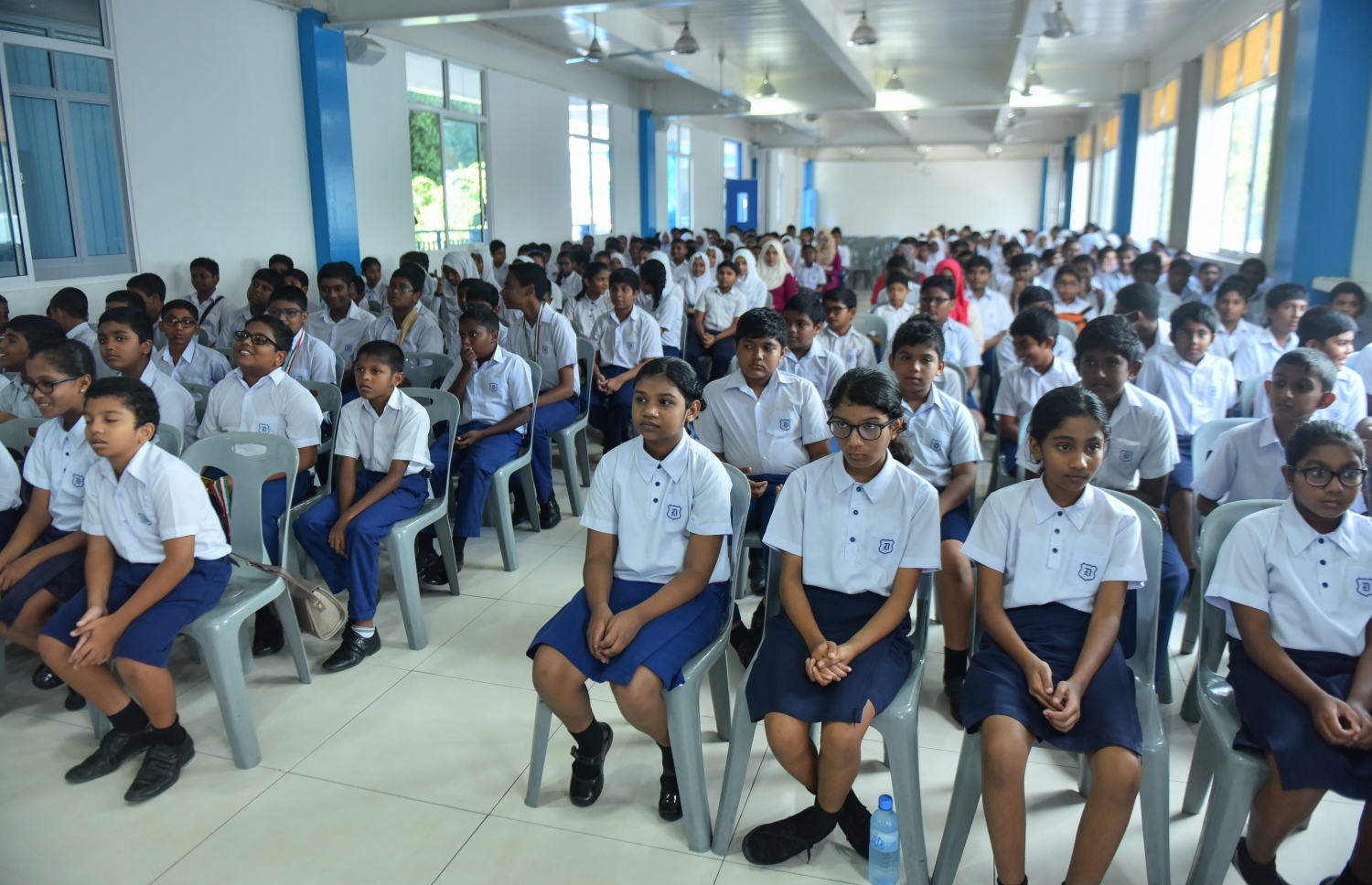 ދަރުމަވަންތަ ސްކޫލުގެ ދަރިވަރުންތަކެއް ހޯލުގައި މަޑުކޮށްލައިގެން.-- ފޮޓޯ: ހުސެއިން ވަހީދު/މިހާރު