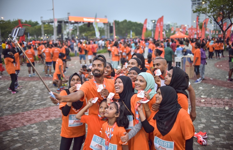 ދުވުމުގެ އީދު، ދިރާގާ އެކު އެތައް ހާސް ބަޔަކު