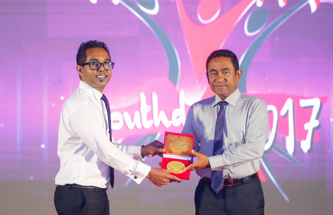 މާލެ: ނޮވެމްބަރު 26، 2017- ވިޔަފާރި އާއި އިގްތިސޯދީ ދާއިރާ އިން އަހުމަދު ގާލިބް އަށް ރައީސް ޔާމީން ޒުވާނުންގެ އެވޯޑް މިރޭ ދެއްވަނީ: މި އަހަރުގެ ޒުވާނުންގެ އެވޯޑް އަށް މީހަކަށް ރައީސް ޔާމީން ދެއްވި.---ފޮޓޯ: ހުސެއިން ވަހީދު/މިހާރު