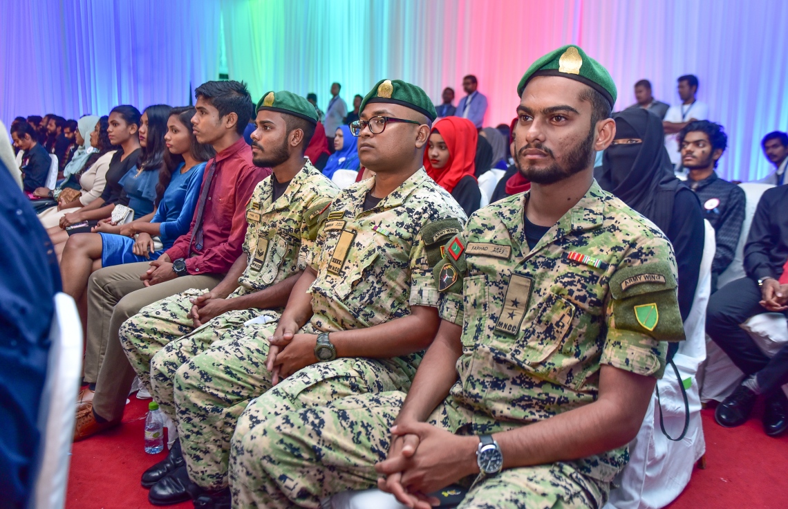 މާލެ: ނޮވެމްބަރު 26، 2017- މި އަހަރުގެ ޒުވާނުންގެ ގައުމީ ދުވަހުގެ ރަސްމީ ޖަލްސާގެ ތެރެއިން: މި އަހަރު ވަނީ އަށް މީހަކަށް ޒުވާނުންގެ އެވޯޑް ދީފައި.---ފޮޓޯ: ހުސެއިން ވަހީދު/މިހާރު