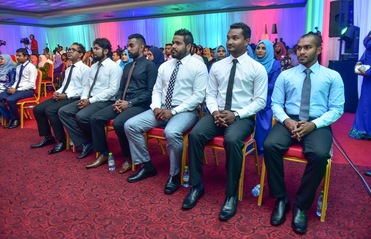 ޒުވާނުންގެ އެވޯޑު މި އަހަރު ލިބުނު ހަ ޒުވާނަކު ރޭގެ ޖަލްސާގައި ބައިވެރިވަނީ.---ފޮޓޯ: ހުސެއިން ވަހީދު/މިހާރު