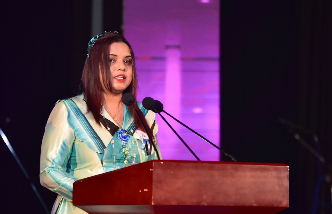 މާލެ: ނޮވެމްބަރު 26، 2017- މި އަހަރުގެ ޒުވާނުންގެ ގައުމީ ދުވަހުގެ ރަސްމީ ޖަލްސާގައި ޒުވާނުންނާއި ކުޅިވަރާ ބެހޭ މިނިސްޓަރު އިރުތިޝާމް އާދަމް ވާހަކަ ދައްކަވަނީ: މި އަހަރު ވަނީ އަށް މީހަކަށް ޒުވާނުންގެ އެވޯޑް ދީފައި.---ފޮޓޯ: ހުސެއިން ވަހީދު/މިހާރު