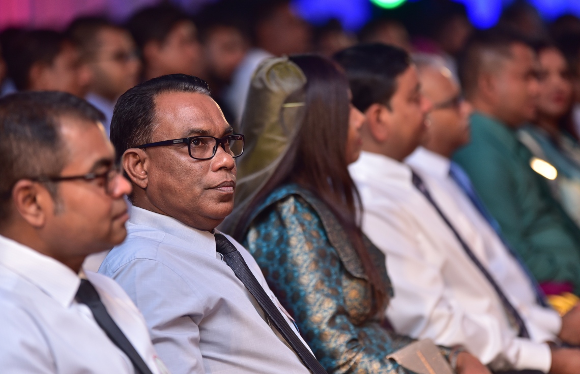 މާލެ: ނޮވެމްބަރު 26، 2017- މި އަހަރުގެ ޒުވާނުންގެ ގައުމީ ދުވަހުގެ ރަސްމީ ޖަލްސާގައި ވަޒީރުންނާއި ރައްޔިތުންގެ މަޖިލީހުގެ ބައެއް މެމްބަރުން: މި އަހަރު ވަނީ އަށް މީހަކަށް ޒުވާނުންގެ އެވޯޑް ދީފައި.---ފޮޓޯ: ހުސެއިން ވަހީދު/މިހާރު