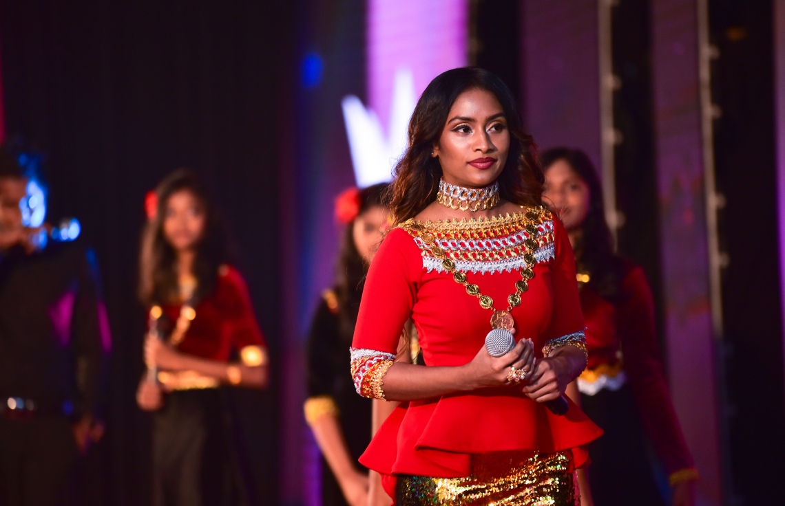 މާލެ: ނޮވެމްބަރު 26، 2017- މި އަހަރުގެ ޒުވާނުންގެ ގައުމީ ދުވަހުގެ ރަސްމީ ޖަލްސާގައި މުނިފޫހިފިލުވުމުގެ ހަރަކާތަކަށް ތައްޔާރުވެގެން: މި އަހަރު ވަނީ އަށް މީހަކަށް ޒުވާނުންގެ އެވޯޑް ދީފައި.---ފޮޓޯ: ހުސެއިން ވަހީދު/މިހާރު