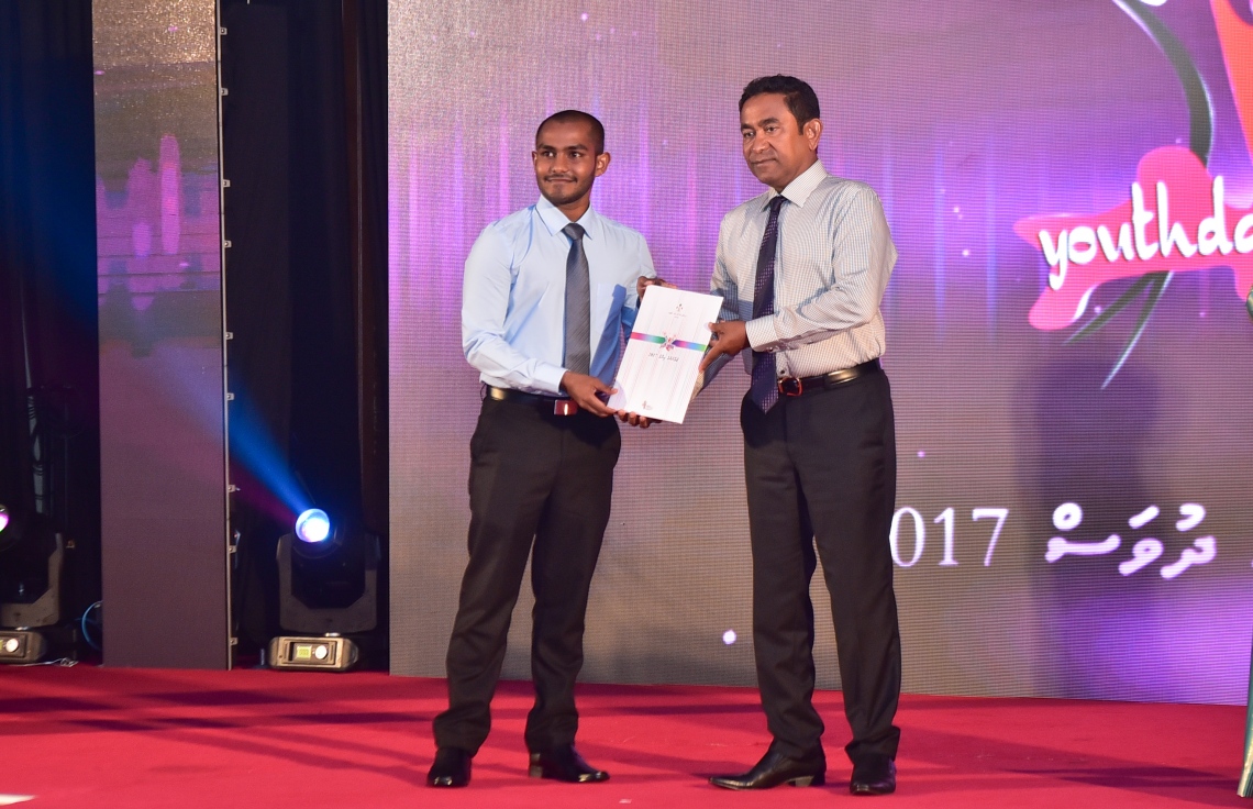 މާލެ: ނޮވެމްބަރު 26، 2017- މި އަހަރުގެ ޒުވާނުންގެ އެވޯޑް ހާސިލްކުރި މީހަކާ ރައީސް ޔާމީން މިރޭ އެވޯޑް ހަވާލުކޮށް ދެއްވަނީ: މި އަހަރުގެ ޒުވާނުންގެ އެވޯޑް އަށް މީހަކަށް ރައީސް ޔާމީން ދެއްވި.---ފޮޓޯ: ހުސެއިން ވަހީދު/މިހާރު