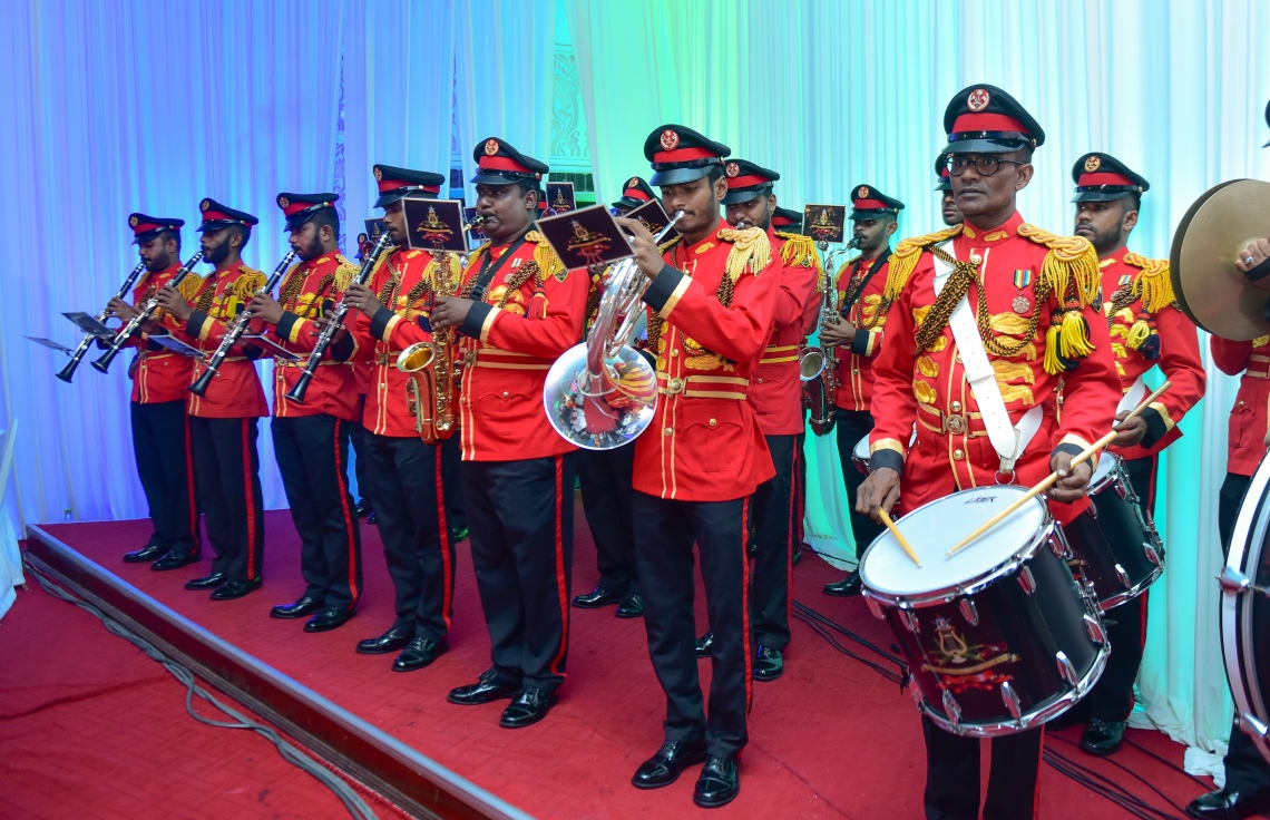 މާލެ: ނޮވެމްބަރު 26، 2017- މި އަހަރުގެ ޒުވާނުންގެ ގައުމީ ދުވަހުގެ ރަސްމީ ޖަލްސާގައި ސިފައިންގެ ބޭންޑްގައި ގައުމީ ސަލާމް ކުޅެނީ.---ފޮޓޯ: ހުސެއިން ވަހީދު/މިހާރު