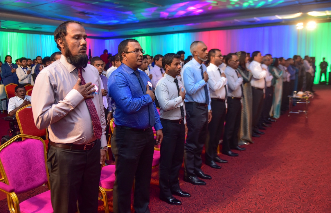 މާލެ: ނޮވެމްބަރު 26، 2017- މި އަހަރުގެ ޒުވާނުންގެ ގައުމީ ދުވަހުގެ ރަސްމީ ޖަލްސާގައި ދައުލަތުގެ ބައެއް އިސްބޭފުޅުން ގައުމީ ސަލާމް ވިދާޅުވަނީ.---ފޮޓޯ: ހުސެއިން ވަހީދު/މިހާރު