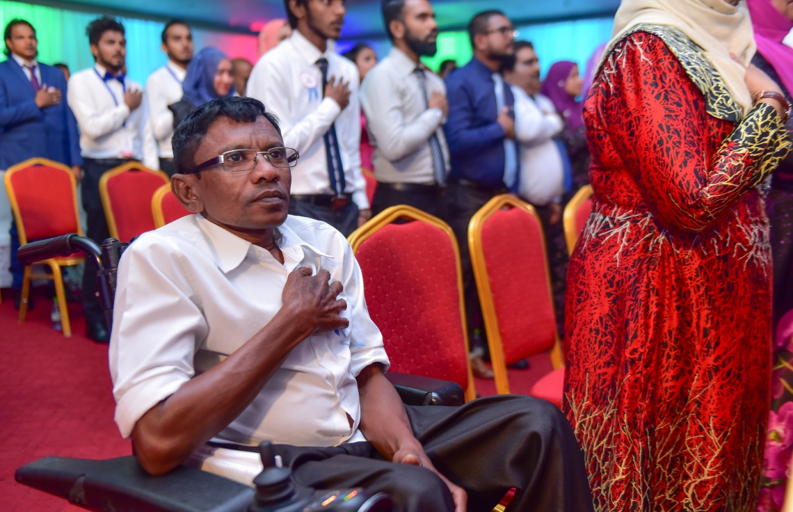 މާލެ: ނޮވެމްބަރު 26، 2017- މި އަހަރުގެ ޒުވާނުންގެ ގައުމީ ދުވަހުގެ ރަސްމީ ޖަލްސާގައި ގައުމީ ސަލާމް ކިޔަނީ.---ފޮޓޯ: ހުސެއިން ވަހީދު/މިހާރު