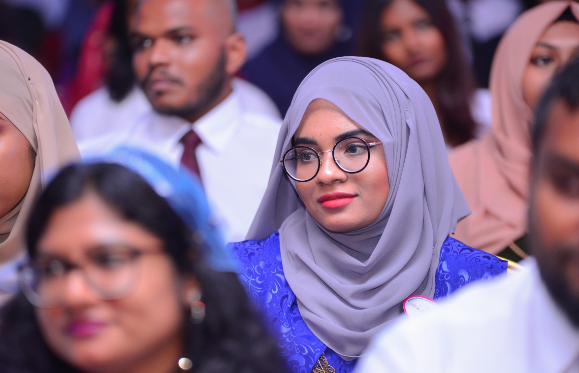 މާލެ: ނޮވެމްބަރު 26، 2017- މި އަހަރުގެ ޒުވާނުންގެ ގައުމީ ދުވަހުގެ ރަސްމީ ޖަލްސާގައި ބައިވެރިވި ބައެއް މީހުން: މި އަހަރު ވަނީ އަށް މީހަކަށް ޒުވާނުންގެ އިނާމު ދީފައި.---ފޮޓޯ: ހުސެއިން ވަހީދު/މިހާރު