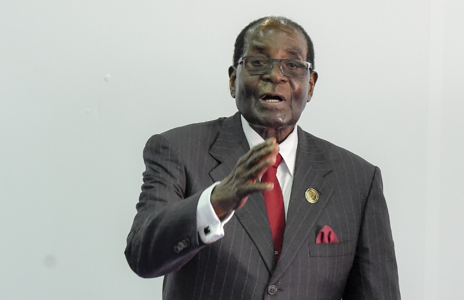 މަޖްބޫރު ވެގެން ޒިމްބާބުވޭގެ ވެރިކަން ދޫކޮށްލި ރޮބަޓް މުގާބޭ. --ފޮޓޯ:އޭއެފްޕީ