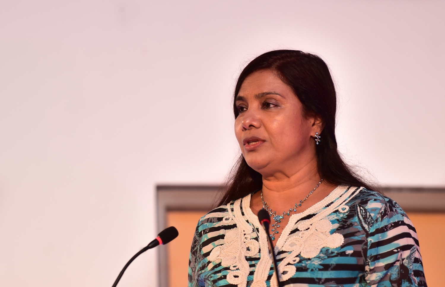 މަތީ ތައުލީމުގެ ލޯނު ލިބުނު ދަރިވަރުންނަށް އެކަމުގެ ލިޔުން ހަވާލުކުރުމަށް މިރޭ ބޭއްވި ރަސްމިއްޔާތުގައި އެޑިއުކޭޝަން މިނިސްޓަރު ޑރ. އާއިޝަތު ޝިހާމް ވާހަކަދައްކަވަނީ.-- ފޮޓޯ: ހުސެއިން ވަހީދު/ މިހާރު