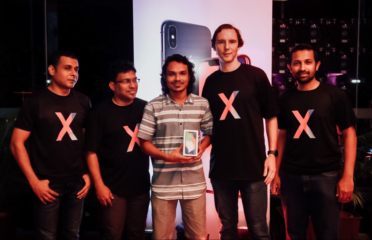 އެޕަލްގެ އެންމެ ފަހުގެ އައިފޯނު ވިއްކަން ފެށުމަށް މިރޭ ބޭއްވި ހަފުލާގައި އެންމެ ފުރަތަމަ ފޯނު ލިބުނު ކަސްޓަމަރާއެކު ދިރާގުގެ އިސްވެރިން ފޮޓޯއަކަށް ހުއްޓިގެން. ފޮޓޯ: ދިރާގު