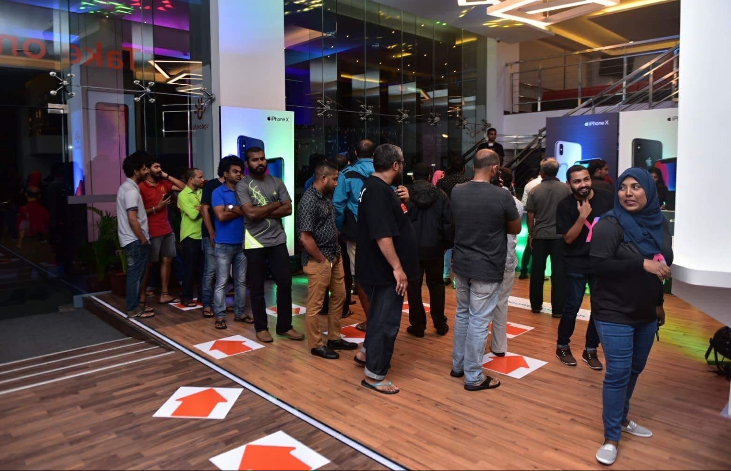 އެޕަލް އިން އެންމެ ފަހުން ނެރުނު ގަތުމަށް ގިނަ އަދަދެއްގެ ބަޔަކު މިރޭ ދިރާގުގެ ހެޑް އޮފީހުގައި ކިޔޫ ހަދައިގެން. ފޮޓޯ: ހުސެއިން ވަހީދު /މިހާރު