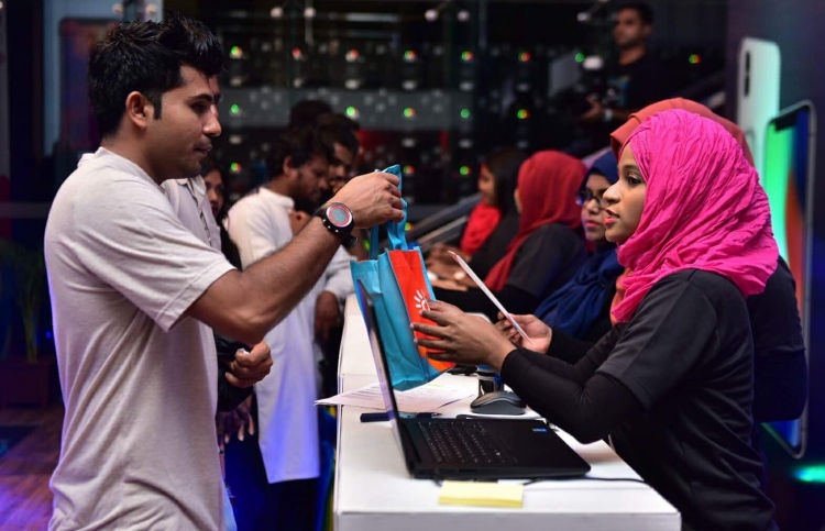 ދިރާގުން އައިފޯނު 10 ވިއްކަން ފަށައިފި