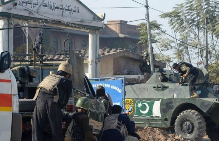 ޕާކިސްތާނުގެ ކޮލެޖަކަށް ހަމަލާދީ ނުވަ މީހުން މަރާލައިފި