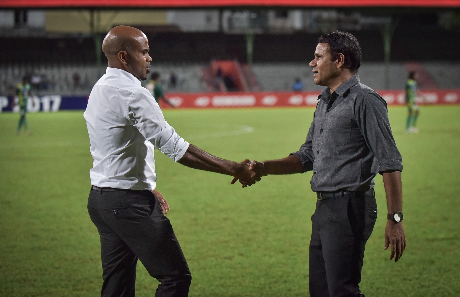 ޓީސީގެ ކޯޗު ނިޒާމްބެ (ވ) އާއި މާޒިޔާގެ ކޯޗު އިންމަ މެޗަކަށް ފަހު ސަލާމްކުރަނީ.-- ފޮޓޯ: ނިޝާން އަލީ/ މިހާރު