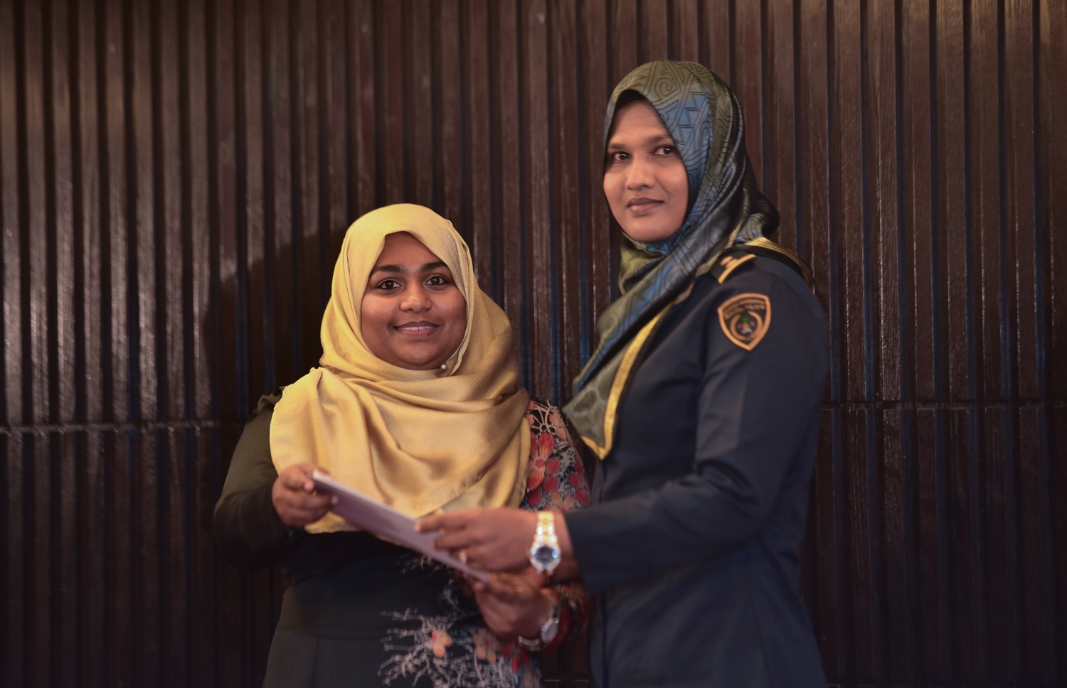 ސައިން ލެންގުއޭޖް ކޯސް ފުރިހަމަ ކުރި އިމިގްރޭޝަންގެ މުވައްޒަފަކަށް، ޖެންޑާ މިނިސްޓްރީގެ ޕާމަނަންޓް ސެކްރެޓަރީ އައިމިނަތު ޝިފާނާ (ވ) ސެޓްފިކެޓް ހަވާލު ކޮށްދެއްވަނީ. --މިހާރު ފޮޓޯ/ ހުސައިން ވަހީދު