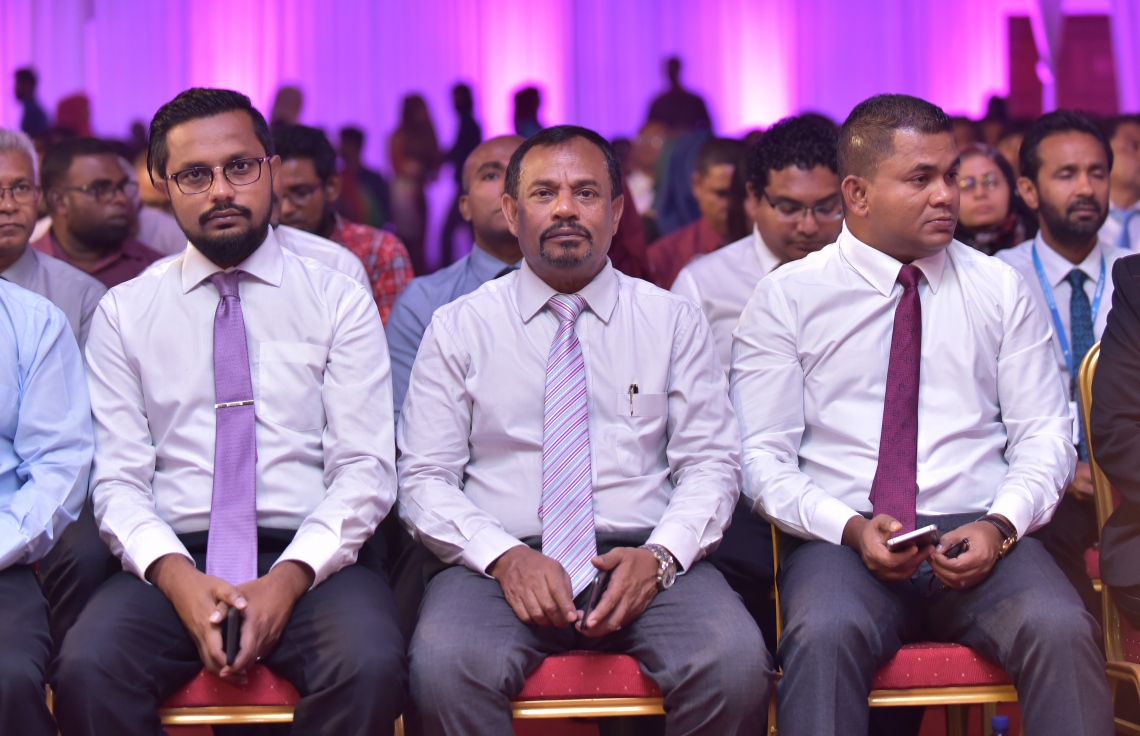 މާލެ: ޑިސެމްބަރު 3، 2017- ޕީޕީއެމާ އަލަށް ގުޅުނު 2،600 އަށް ވުރެ ގިނަ މީހުންގެ ފޯމް އެ ޕާޓީއާ ހަވާލުކުރުމަށް ބޭއްވި ރަސްމިއްޔާތުގައި ބައިވެރިވެވަޑައިގެންނެވި ބައެއް ބޭފުޅުން.---ފޮޓޯ: ހުސެއިން ވަހީދު/މިހާރު