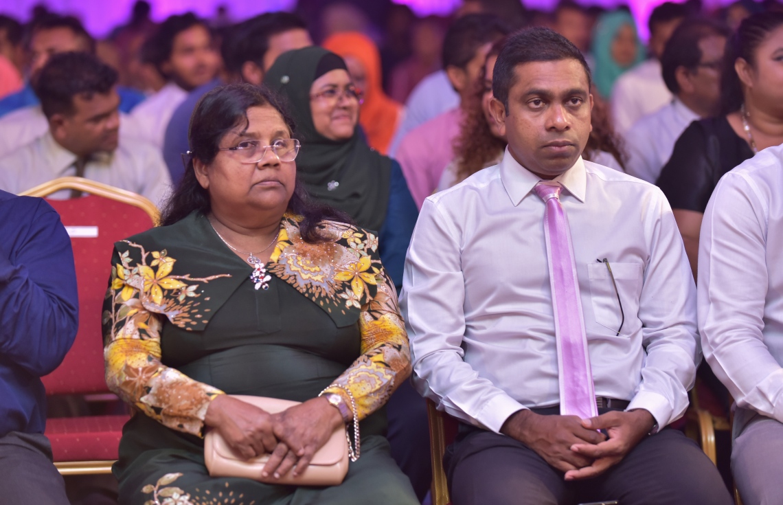 މާލެ: ޑިސެމްބަރު 3، 2017- ޕީޕީއެމާ އަލަށް ގުޅުނު 2،600 އަށް ވުރެ ގިނަ މީހުންގެ ފޯމް އެ ޕާޓީއާ ހަވާލުކުރުމަށް ބޭއްވި ރައްޔިތުންގެ މަޖިލީހުގެ ޕީޕީއެމްގެ ދެ މެމްބަރުން ކަމަށް ވާ ޖަމީލް އުސްމާން (ކ) އަދި އަސްމާ ރަޝީދު ބައިވެރިވެވަޑައިގަންނަވަނީ.---ފޮޓޯ: ހުސެއިން ވަހީދު/މިހާރު