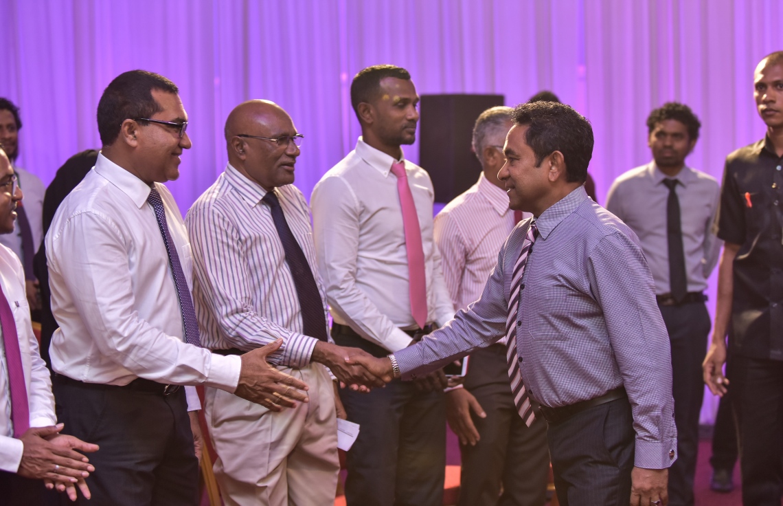 މާލެ: ޑިސެމްބަރު 3، 2017- ޕީޕީއެމާ އަލަށް ގުޅުނު 2،600 އަށް ވުރެ ގިނަ މީހުންގެ ފޯމް އެ ޕާޓީއާ ހަވާލުކުރުމަށް ބޭއްވި ރަސްމިއްޔާތުގައި އެ ޕާޓީގެ މުސްތަޝާރު ރައީސް ޔާމީން ބައެއް ބޭފުޅުންނާ ސަލާމް ކުރައްވަނީ.---ފޮޓޯ: ހުސެއިން ވަހީދު/މިހާރު