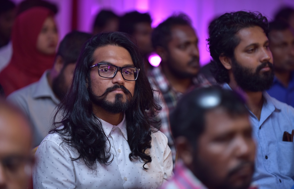 މާލެ: ޑިސެމްބަރު 3، 2017- ޕީޕީއެމާ އަލަށް ގުޅުނު 2،600 އަށް ވުރެ ގިނަ މީހުންގެ ފޯމް އެ ޕާޓީއާ ހަވާލުކުރުމަށް ބޭއްވި ރަސްމިއްޔާތުގައި ބައިވެރިވި ބައެެއް މީހުން.---ފޮޓޯ: ހުސެއިން ވަހީދު/މިހާރު