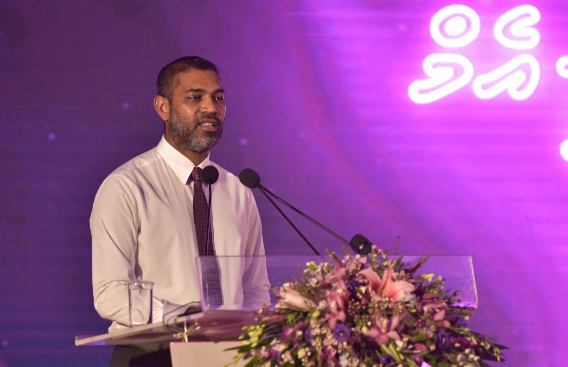 މާލެ: ޑިސެމްބަރު 3، 2017- ޕީޕީއެމާ އަލަށް ގުޅުނު 2،600 އަށް ވުރެ ގިނަ މީހުންގެ ފޯމް އެ ޕާޓީއާ ހަވާލުކުރުމަށް ބޭއްވި ރަސްމިއްޔާތުގައި އެމްޕީއެލްގެ ސީއީއޯ އަބްދުއް ރައްޒާގް ހަލީމް ވާހަކަ ދައްކަވަނީ.---ފޮޓޯ: ހުސެއިން ވަހީދު/މިހާރު