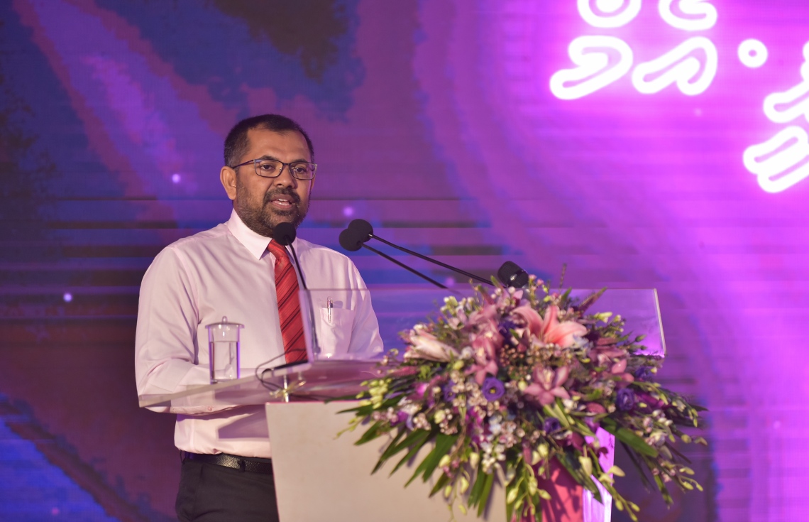 މާލެ: ޑިސެމްބަރު 3، 2017- ޕީޕީއެމާ އަލަށް ގުޅުނު 2،600 އަށް ވުރެ ގިނަ މީހުންގެ ފޯމް އެ ޕާޓީއާ ހަވާލުކުރުމަށް ބޭއްވި ރަސްމިއްޔާތުގައި ޕީޕީއެމްގެ ނައިބު ރައީސް ޓޫރިޒަމް މިނިސްޓަރު މޫސާ ޒަމީރު ވާހަކަ ދައްކަވަނީ.---ފޮޓޯ: ހުސެއިން ވަހީދު/މިހާރު