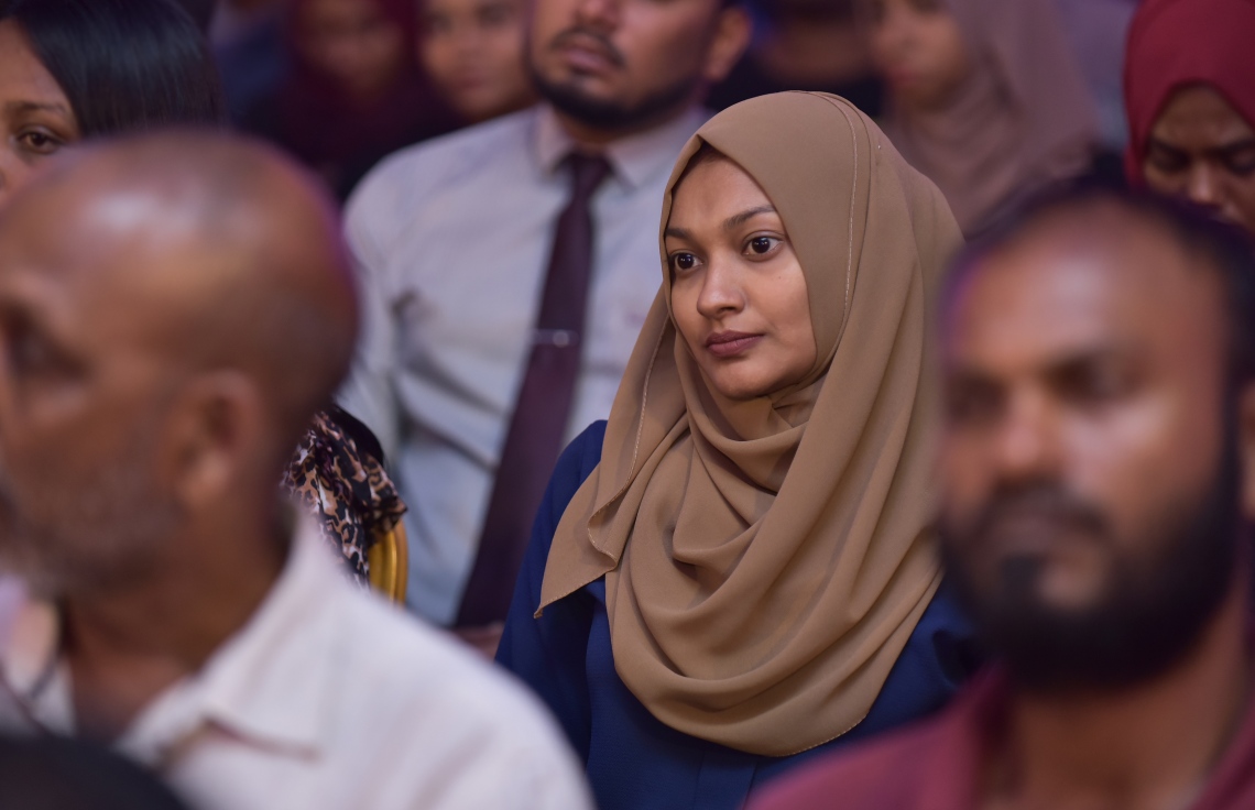 މާލެ: ޑިސެމްބަރު 3، 2017- ޕީޕީއެމާ އަލަށް ގުޅުނު 2،600 އަށް ވުރެ ގިނަ މީހުންގެ ފޯމް އެ ޕާޓީއާ ހަވާލުކުރުމަށް ބޭއްވި ރަސްމިއްޔާތުގައި ބައިވެރިވި ބައެެއް މީހުން.---ފޮޓޯ: ހުސެއިން ވަހީދު/މިހާރު