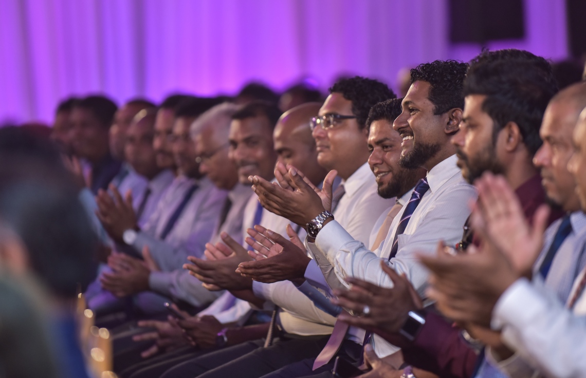 މާލެ: ޑިސެމްބަރު 3، 2017- ޕީޕީއެމާ އަލަށް ގުޅުނު 2،600 އަށް ވުރެ ގިނަ މީހުންގެ ފޯމް އެ ޕާޓީއާ ހަވާލުކުރުމަށް ބޭއްވި ރަސްމިއްޔާތުގައި ބައިވެރިވެވަޑައިގެންނެވި ބައެއް ބޭފުޅުން ރައީސް ޔާމީންގެ ވާހަކަފުޅަށް ތާއީދު ކުރައްވައި އަތް ޖައްސަވަނީ.---ފޮޓޯ: ހުސެއިން ވަހީދު/މިހާރު