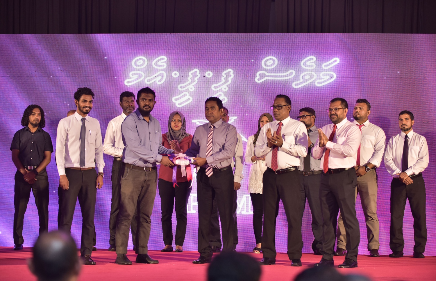 ޕީޕީއެމް އާއި އަލަށް ގުޅުނު މެމްބަރުންގެ ފޯމުތައް ހަވާލުކުރުމަށް އެޕާޓީން ދަރުބާރުގޭގައި ބޭއްވި ހަފްލާގައި ރައީސް ޔާމީން ބައެއް ފޯމު ތަކާއި ހަވާލުވެވަޑައިގަންނަވަނީ.---ފޮޓޯ: ހުސެއިން ވަހީދު/މިހާރު