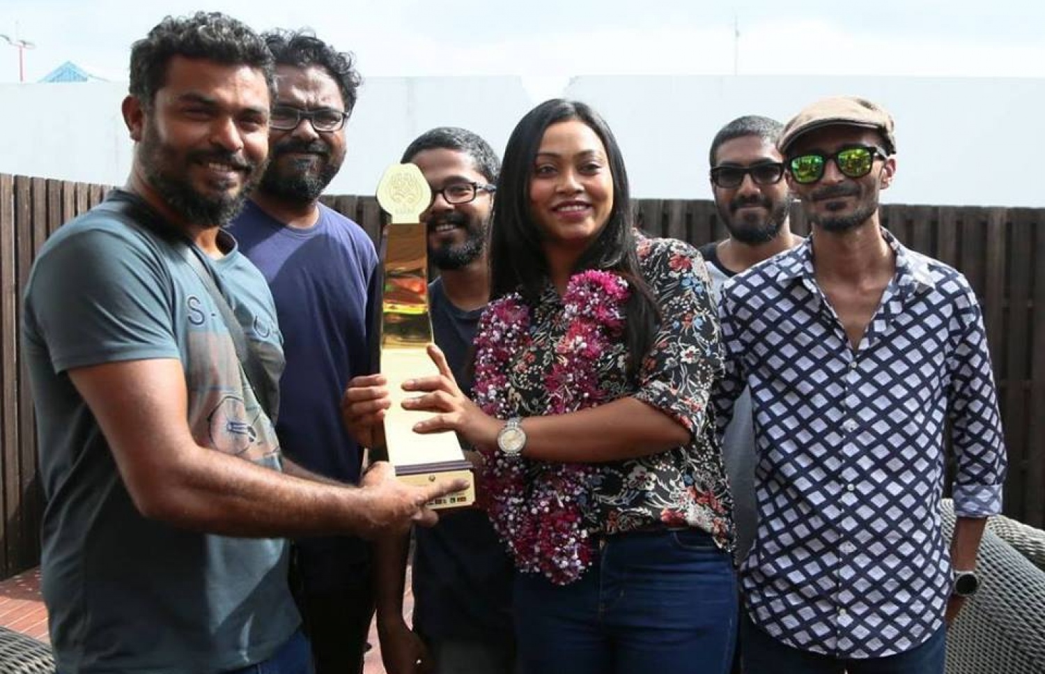 ސާކްގެ މޮޅު ބަތަލާގެ އެވޯޑް ލިބުނު ރިޝްމީއާ އެކު "ވިޝްކާ" ގެ ޑައިރެކްޓަރާއި ޓެކްނިކަލް ޓީމް.