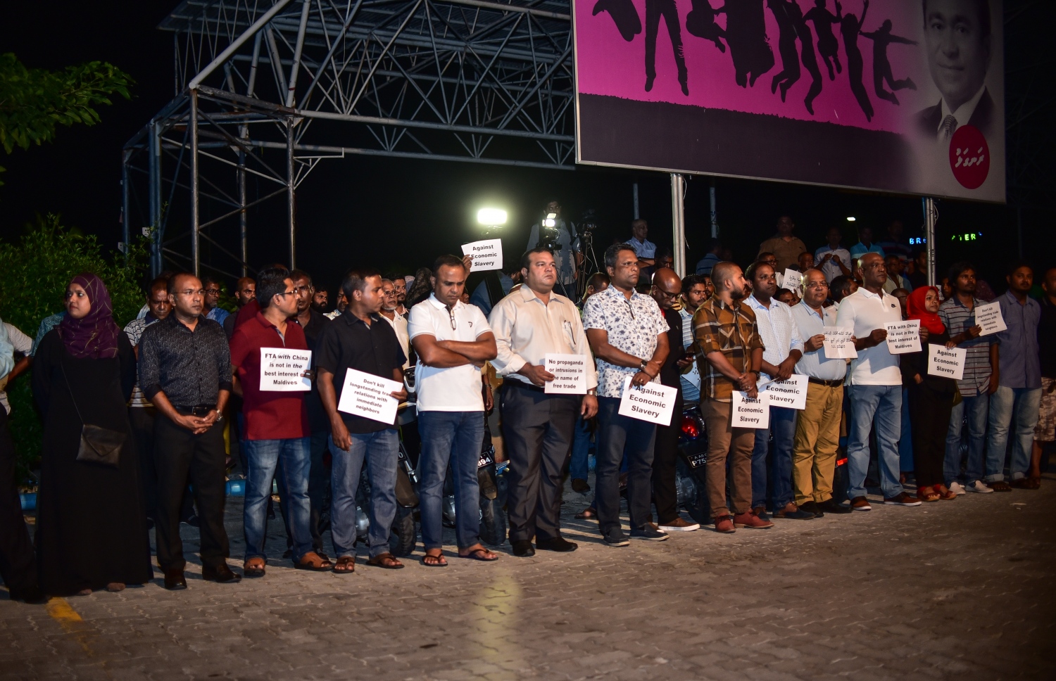 ހަރުގޭގައި ޖަލްސާ ކުރިއަށް ދިޔަ އިރު މަގުމަތީގައި ގިނަ އަދަދެއްގެ ބަޔަކު މަޑުކޮށްލައިގެން. - ފޮޓޯ: ހުސެއިން ވަހީދު/ މިހާރު