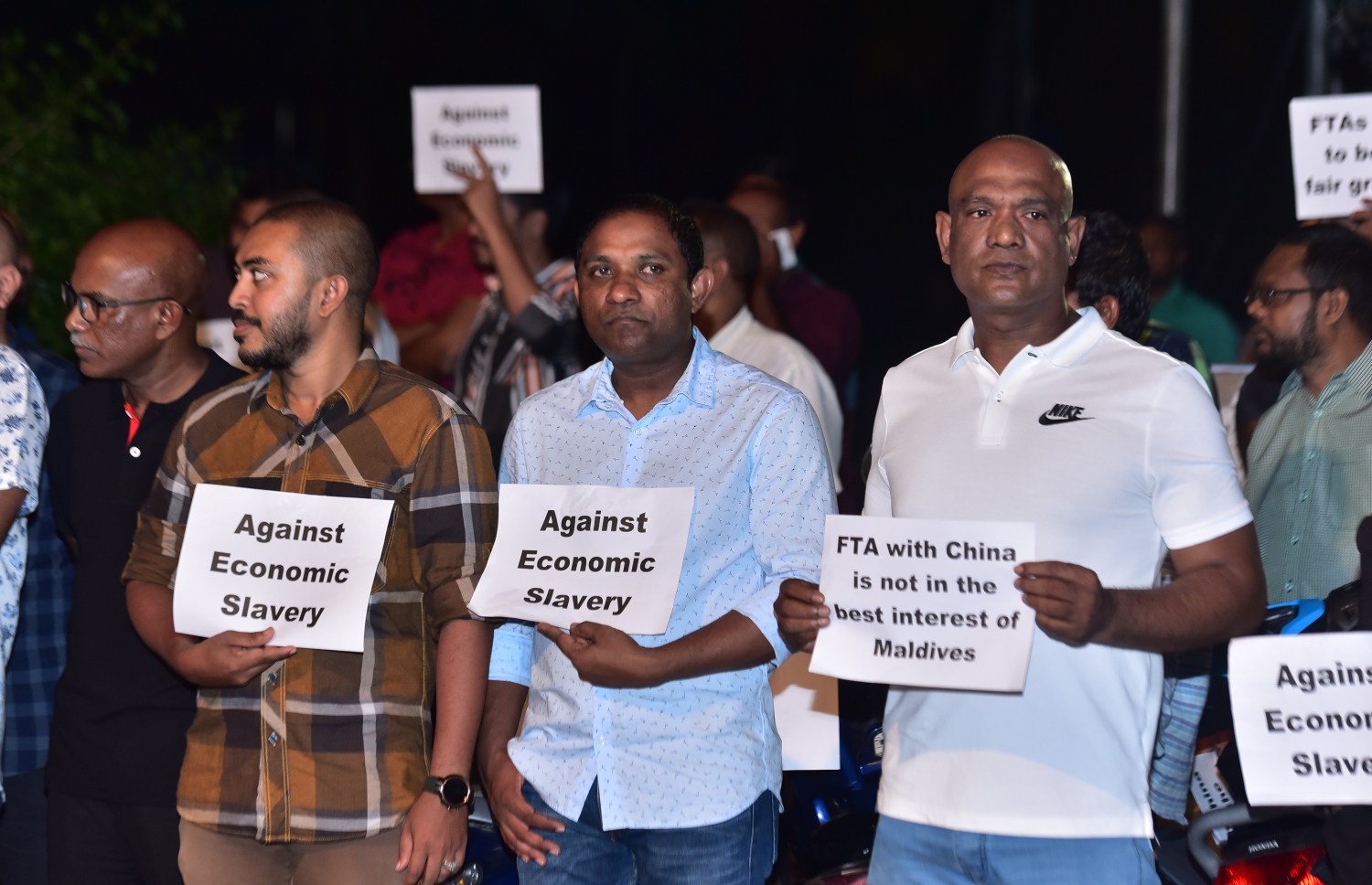 ހަރުގޭގައި ޖަލްސާ ކުރިއަށް ދިޔަ އިރު ނޮޅިވަރަމު ދާއިރާގެ މެމްބަރު އަރީފް (ކ)، އާއި އިލެކްޝަނުން ގޮނޑި ގެއްލުނު ކަމަށް ކަނޑައަޅާފައިވާ ވިލިނގިލީ ދާއިރާގެ ސައުދު (މ) އަދި މަޑުއްވަރީ ދާއިރާގެ އަމީތު (ވ) އެ ސަރަހައްދު މަގުމަތީގައި. - ފޮޓޯ: ހުސައިން ވަހީދު/ މިހާރު